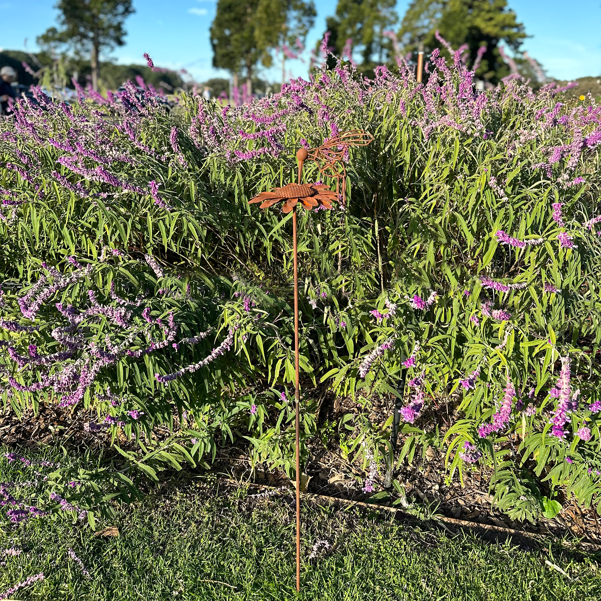 W3413 Daisy and Hummingbird garden stake