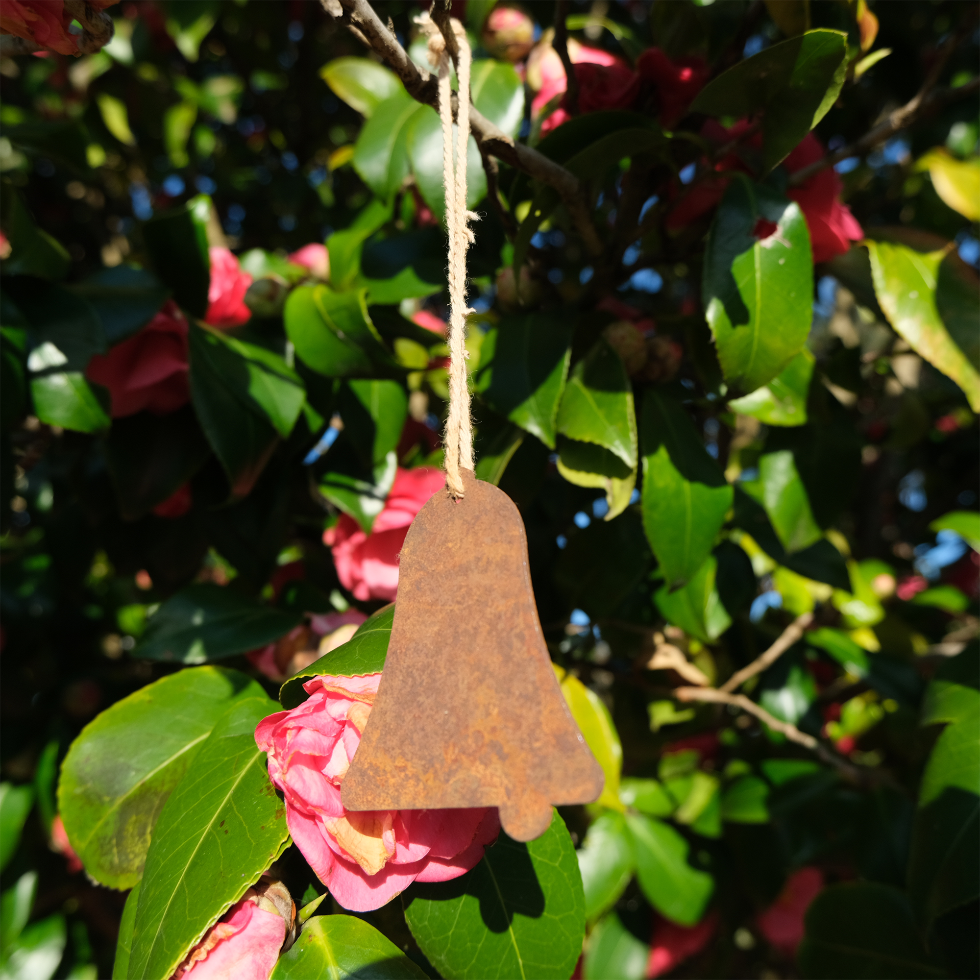 DE01019 Bell - rusted metal arts in garden