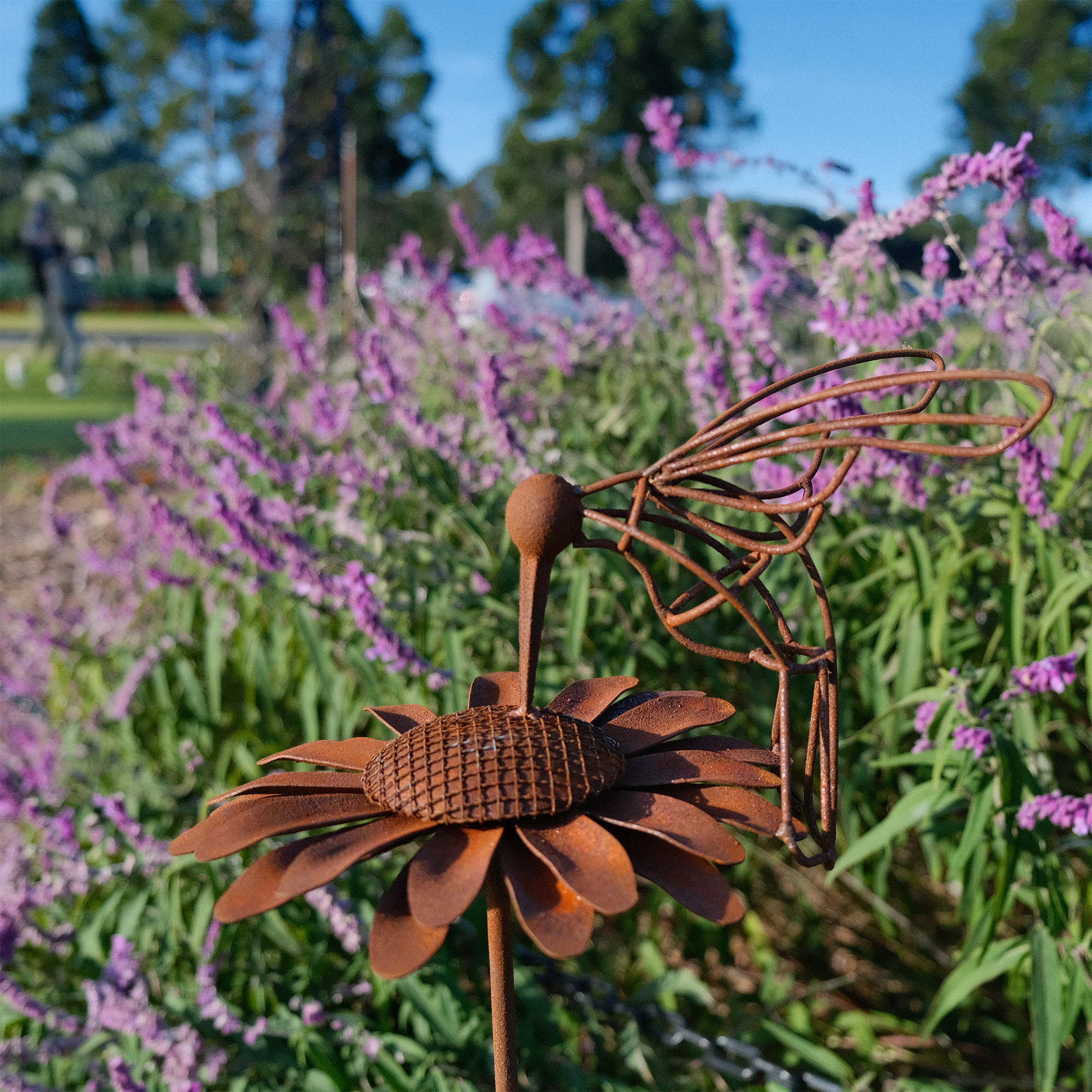 W3413 Daisy and Hummingbird garden stake