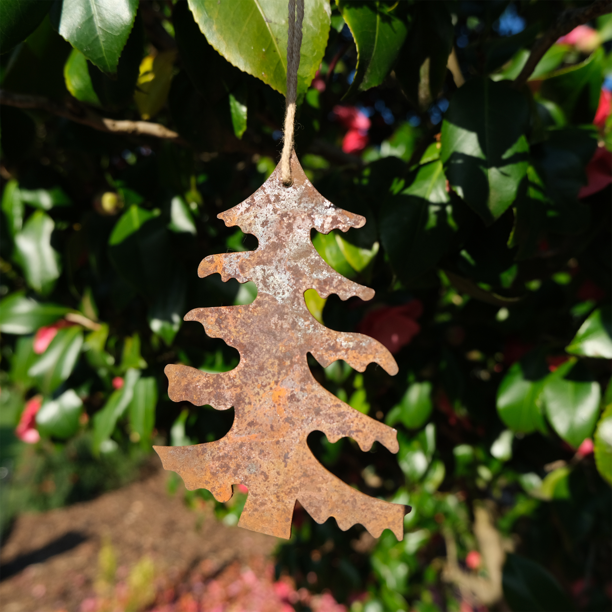DE01009 Christmas tree- rusted metal arts in garden