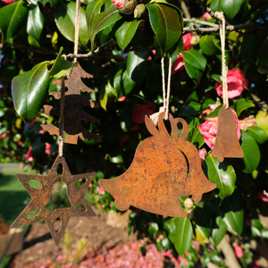 DE01019 Bell - rusted metal arts in garden